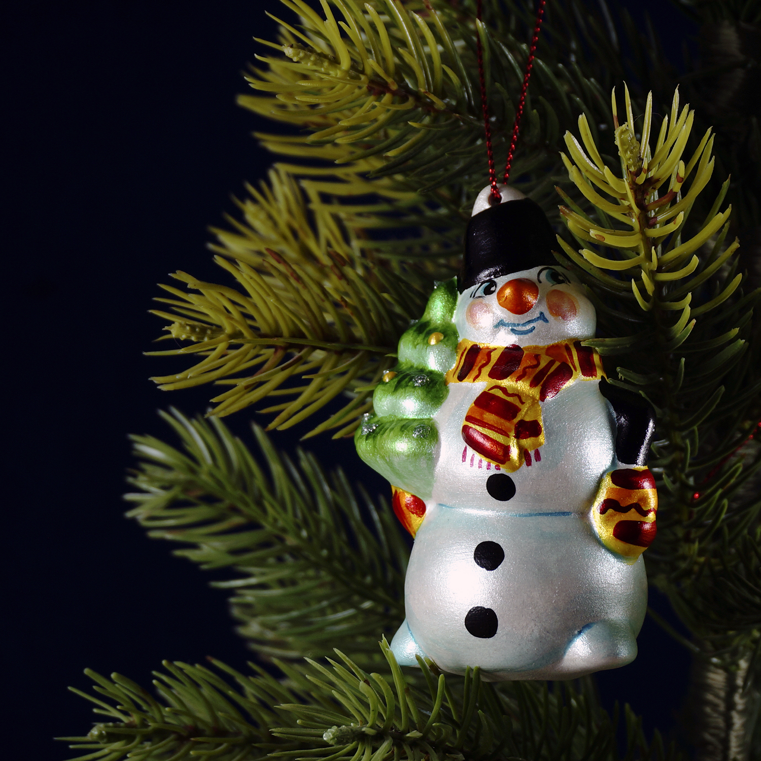 Фарфоровая елочная игрушка Снеговик с елкой